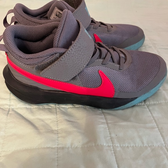 Nike team hustle sneakers 2.5 - Picture 3 of 3